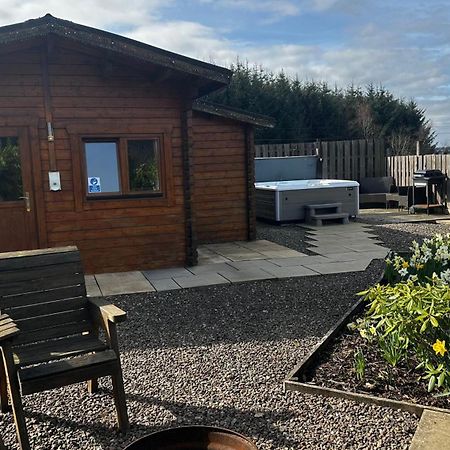 Lochinvar - Highland Log Cabin With Private Hot Tub Airdrie Exterior foto