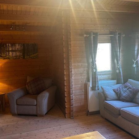 Lochinvar - Highland Log Cabin With Private Hot Tub Airdrie Exterior foto