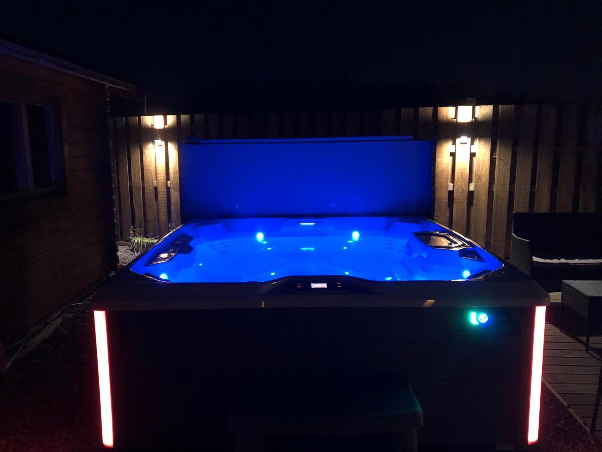 Lochinvar - Highland Log Cabin With Private Hot Tub Airdrie Exterior foto