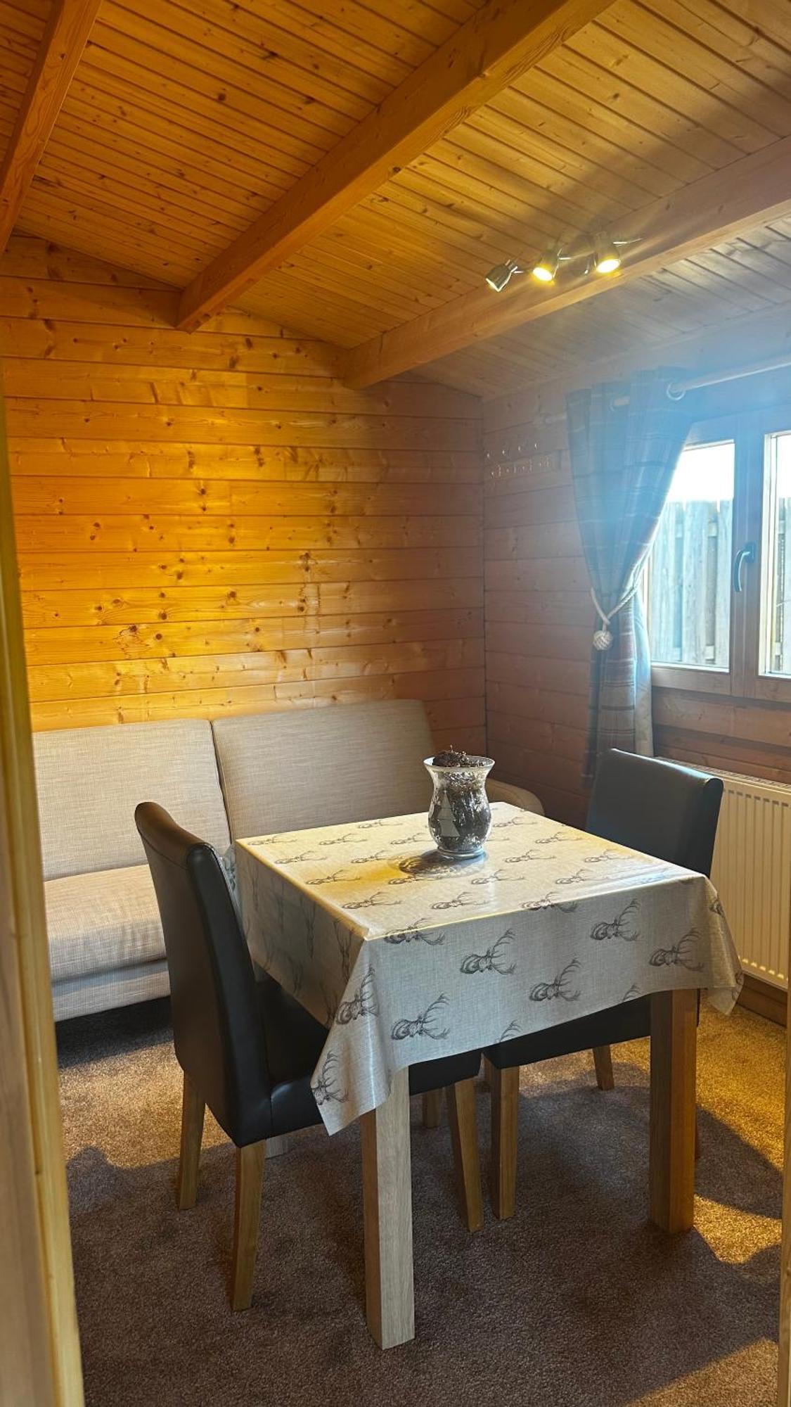 Lochinvar - Highland Log Cabin With Private Hot Tub Airdrie Exterior foto