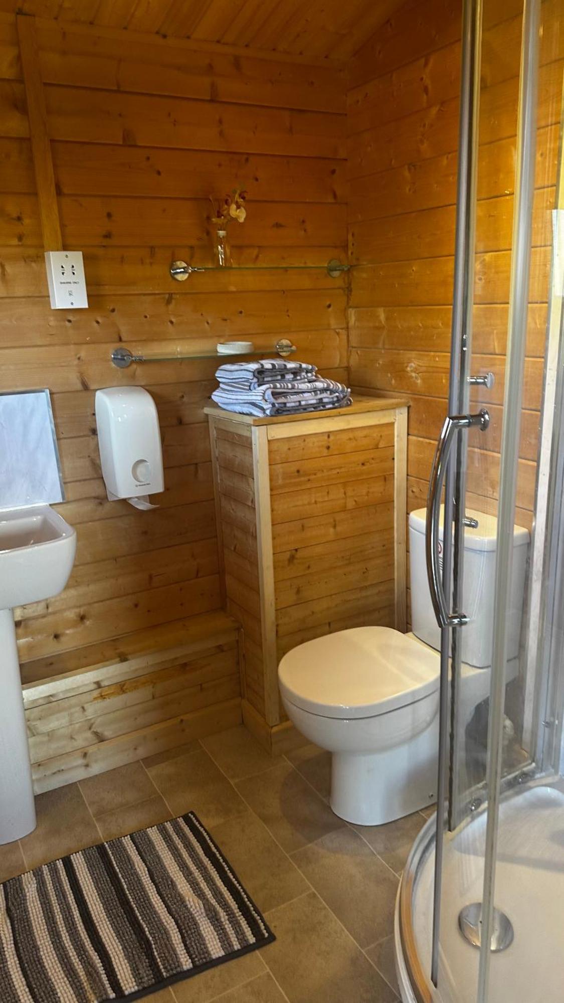Lochinvar - Highland Log Cabin With Private Hot Tub Airdrie Exterior foto