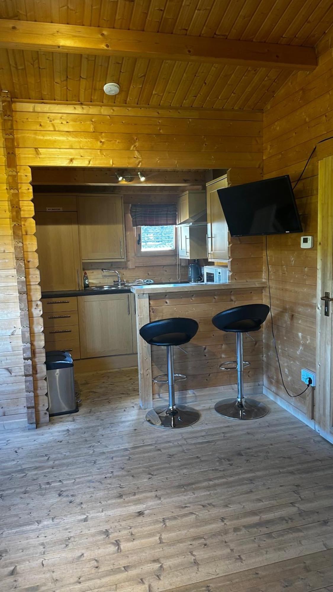 Lochinvar - Highland Log Cabin With Private Hot Tub Airdrie Exterior foto