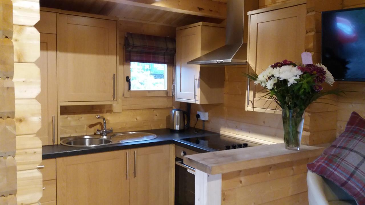 Lochinvar - Highland Log Cabin With Private Hot Tub Airdrie Exterior foto