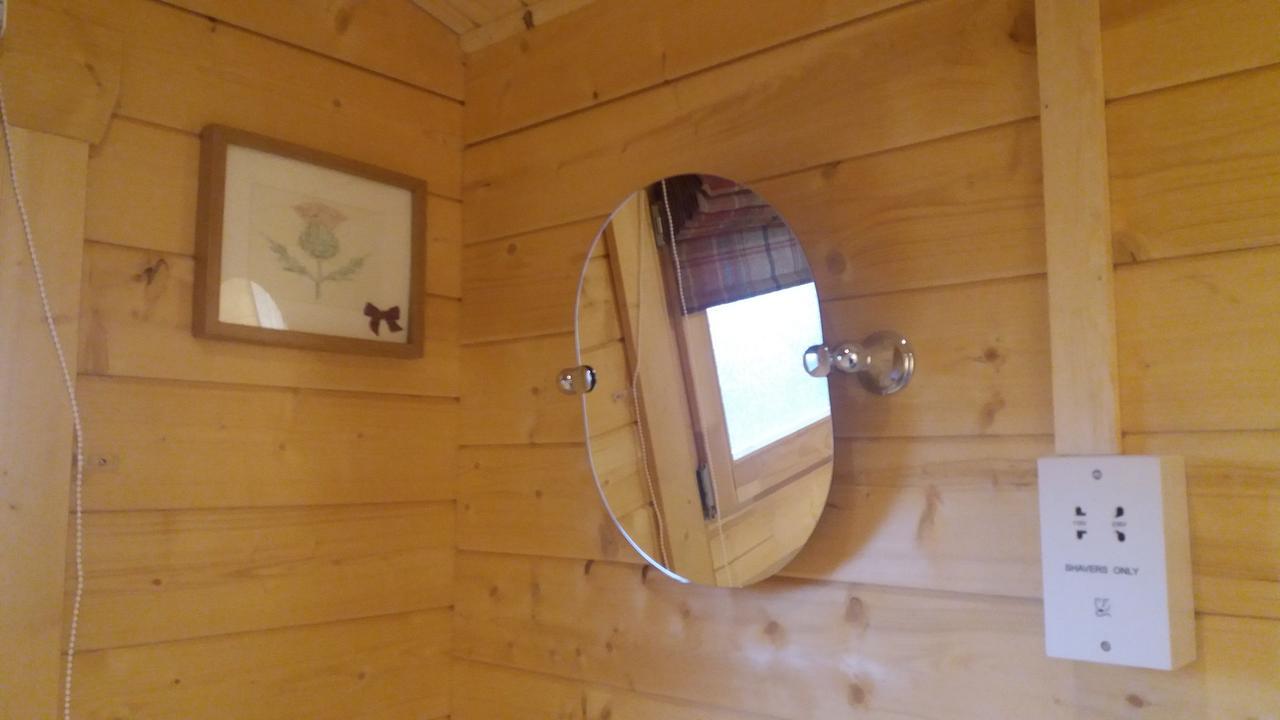 Lochinvar - Highland Log Cabin With Private Hot Tub Airdrie Exterior foto